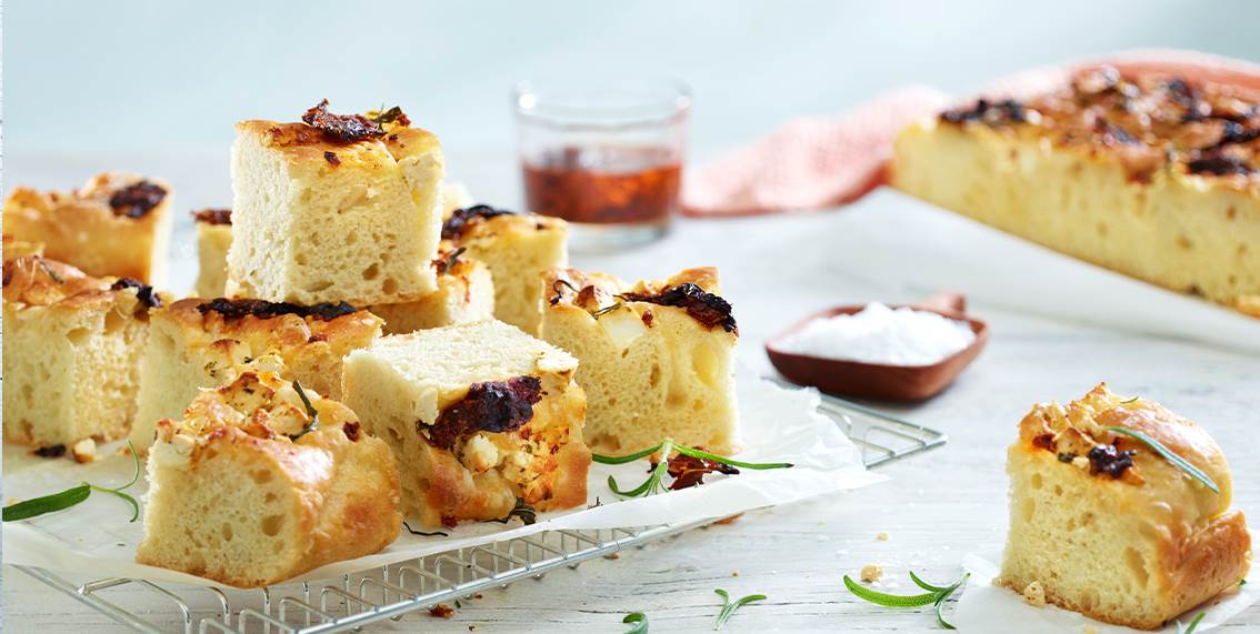 Focaccia med Feta, soltørret tomat og rosmarin