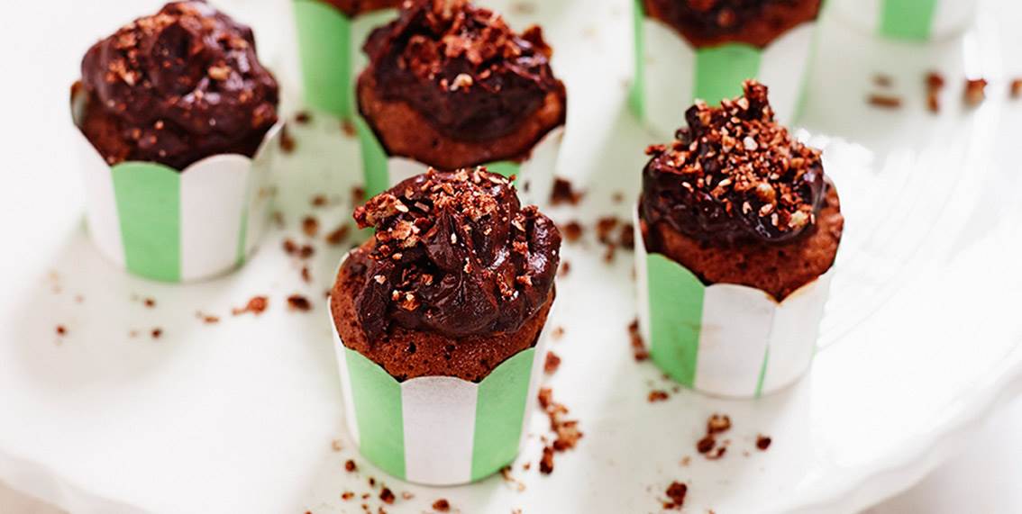 Mini cupcakes med chokolade og ristede mandler