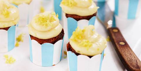 Mini cupcakes med hvid chokolade topping